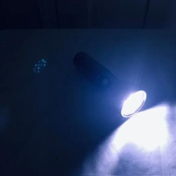 Retro Chrome Metal LED 3 Color Flashlight - Picture 8 of 9